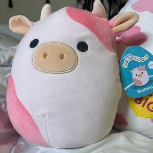 RESHMA COW SQUISHMALLOW
